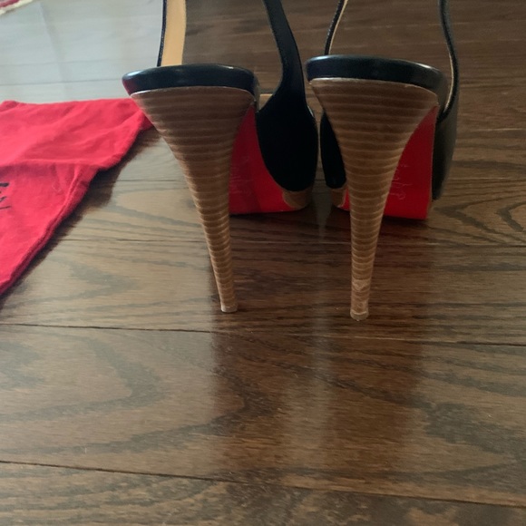 Cristian Laboutin Sandal in Black leather with sling back and peep toe. - Picture 4 of 10